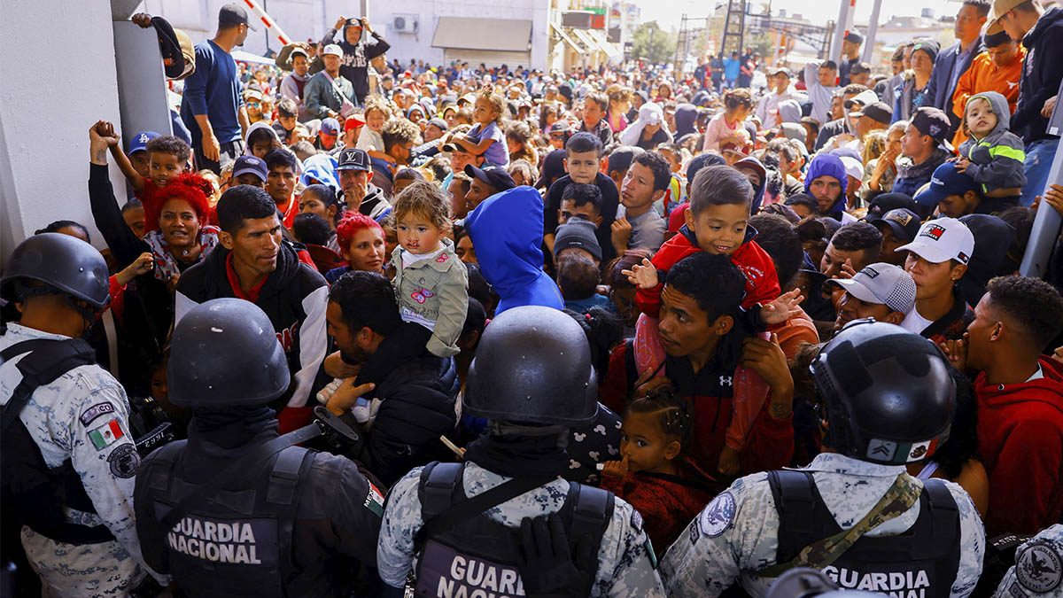 Migrantes Intentan Cruzar En Estampida Desde M Xico A Eu Uno Tv