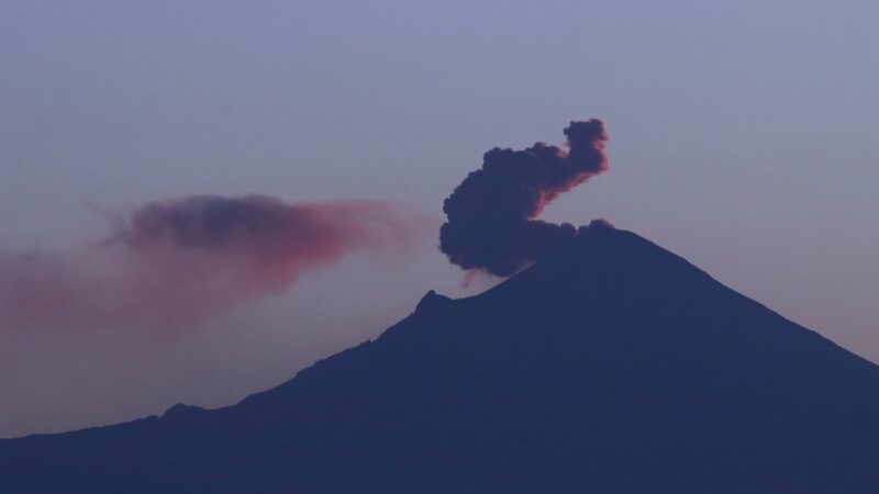 Volc N Popocat Petl Registra Explosi N Ve Video Uno Tv