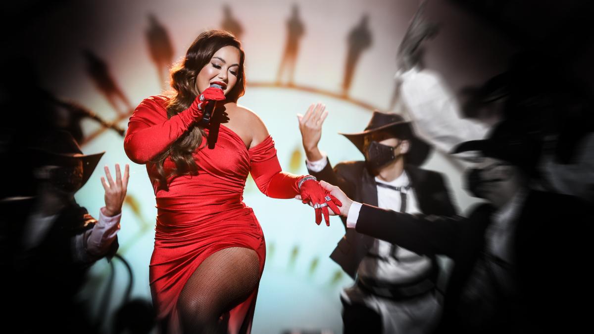 La cantante Chiquis Rivera causa revolución en revelador atuendo