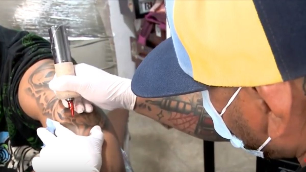 Durango: Intercambian tatuajes por juguetes en Gómez Palacio - Uno TV