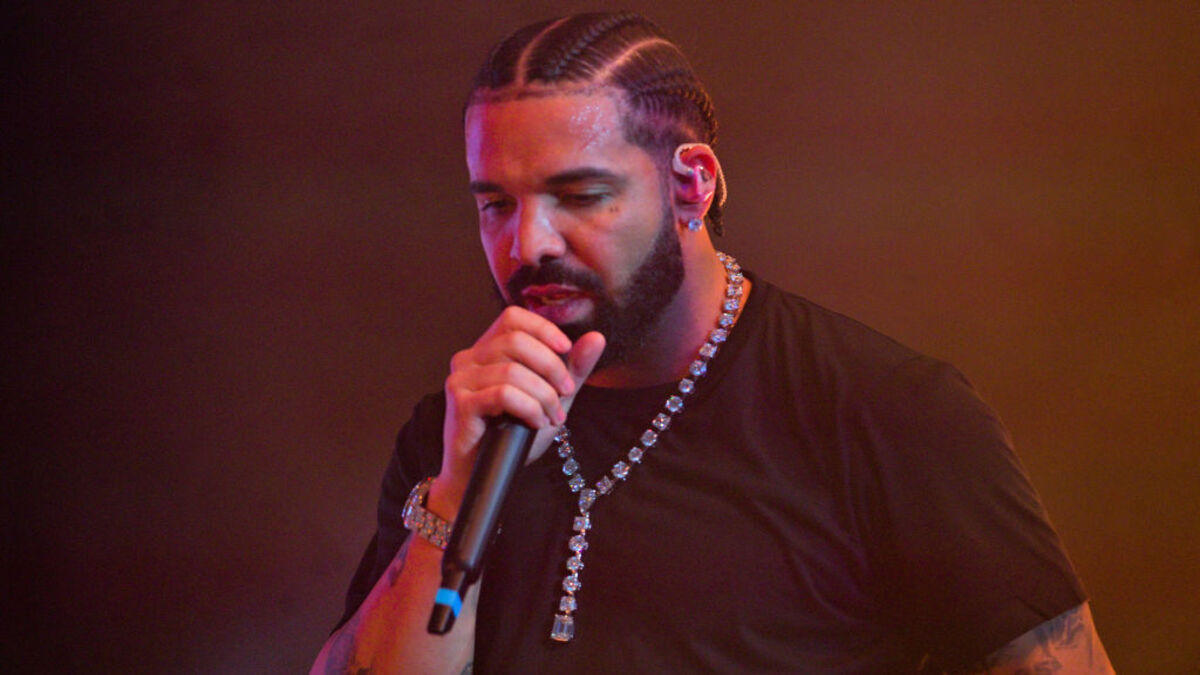 Drake y su collar con anillos de compromiso