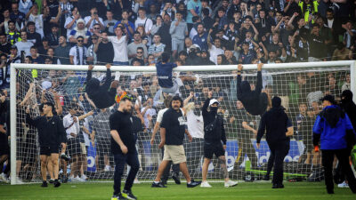 Violencia en fútbol de Australia: Aficionados invaden el campo y hieren a portero