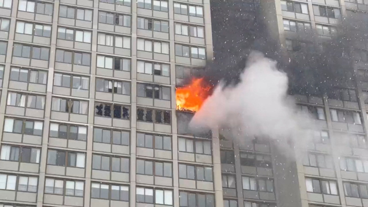 EU: 1 muerto 8 heridos tras incendio en edificio de Chicago