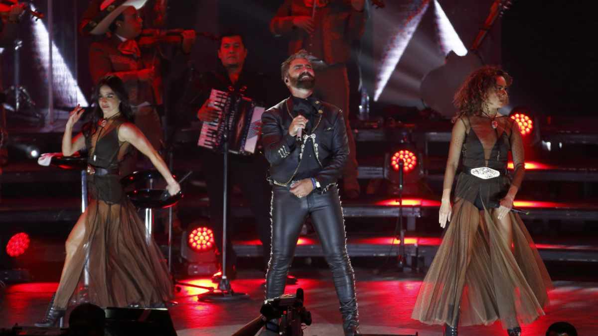 Alejandro Fernandez en concierto vestido de charro