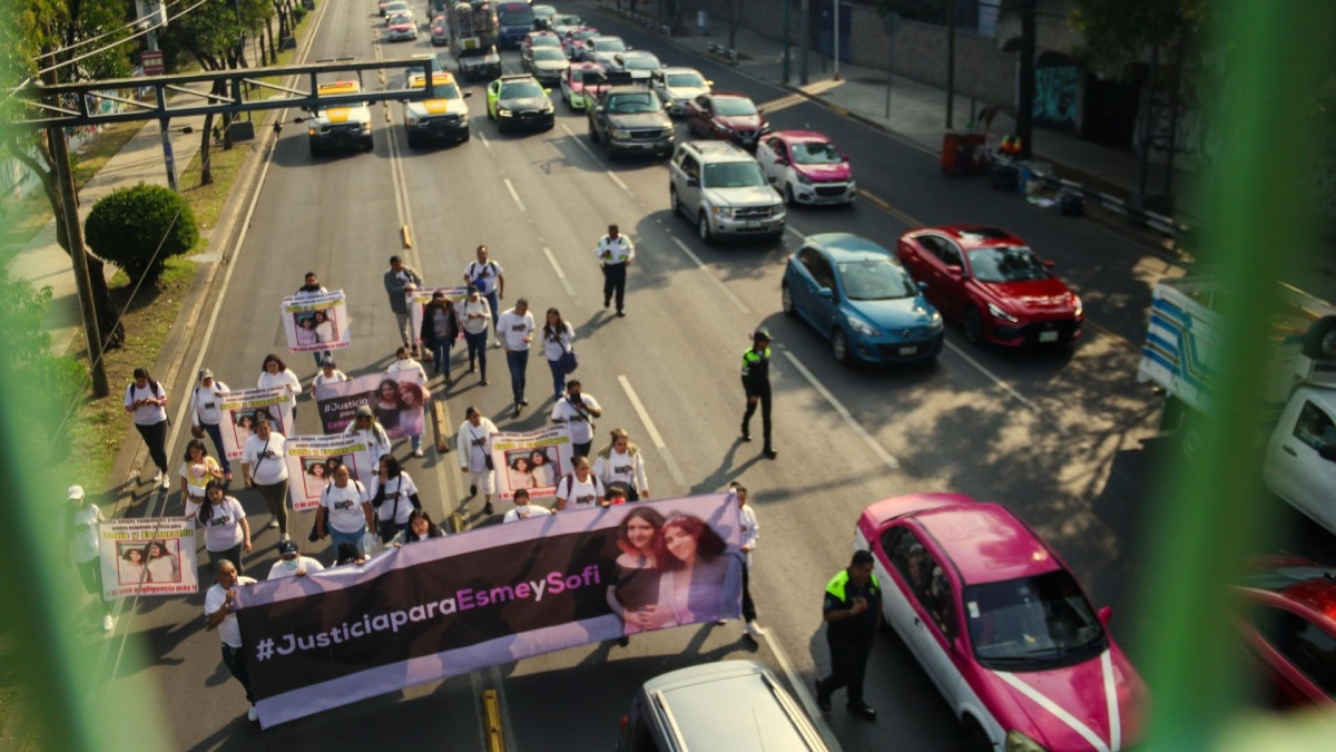 Marchas CDMX personas marchando sobre avenida principal en la Ciudad de México