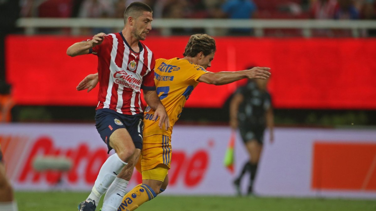 Tigres vs Chivas en partido de la Liga MX