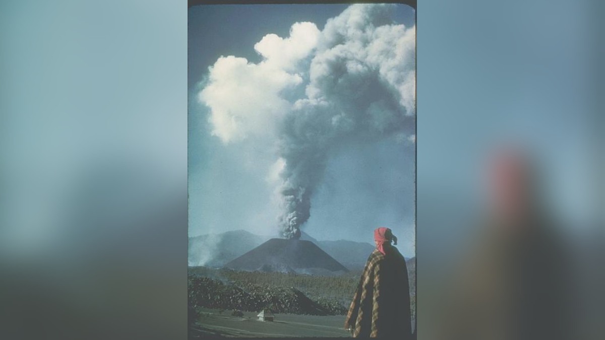 foto panorámica del paricutín humeante