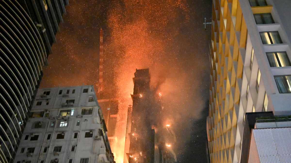 Rascacielos se incendia en Hong Kong: impactantes imágenes