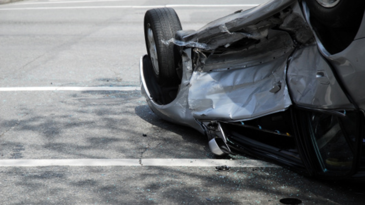 coche volcado neumático accidente camioneta