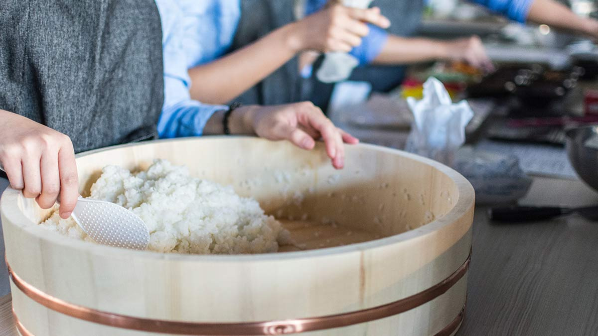 cómo hacer arroz para sushi: receta y paso a paso