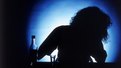 Una mamá llevó a su hija menor de edad a un bar; luego de unos tragos, la madre terminó borracha y la niña en estado de indefensión