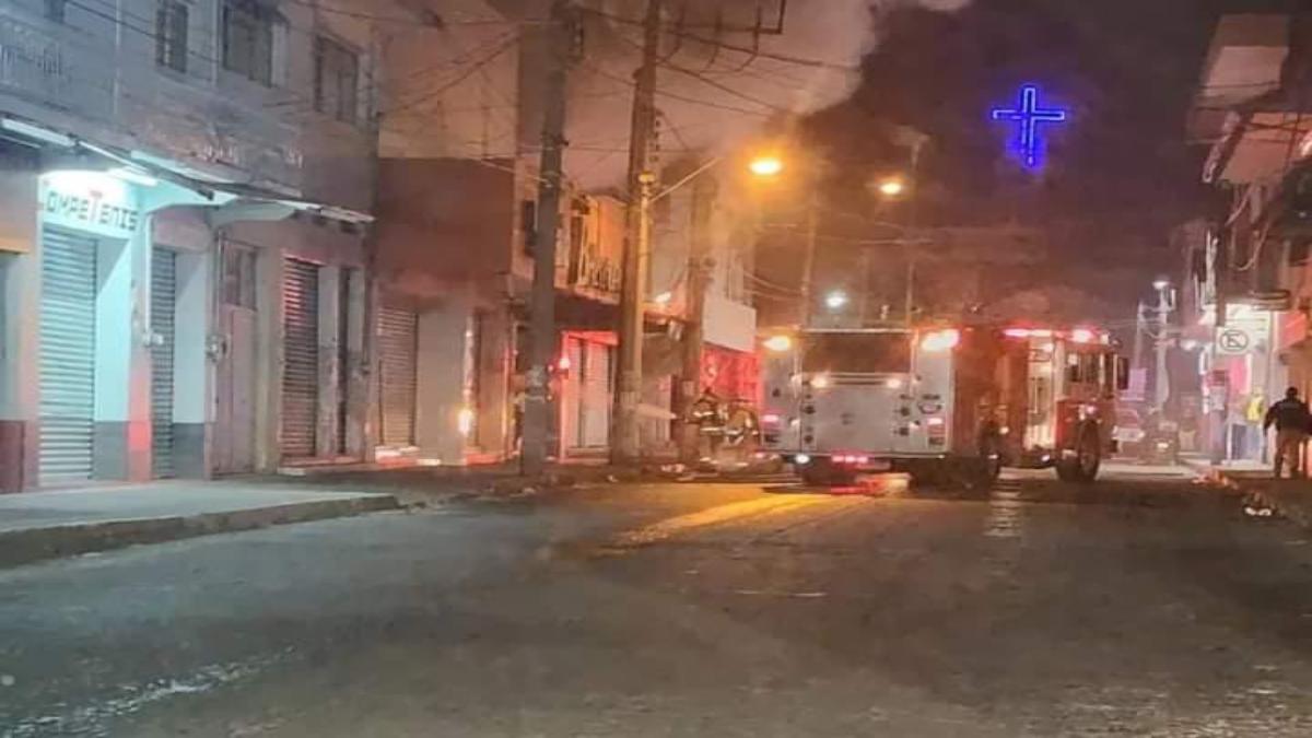 Tres negocios afectados por incendio en Uruapan