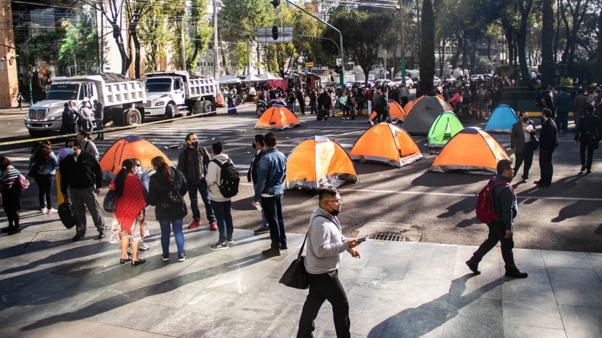 Marchas CDMX, personas en plantón en la Ciudad Judicial