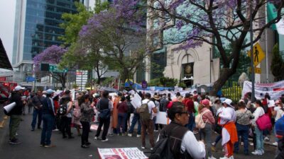 Marchas CDMX, personas en protesta afuera del Conacyt