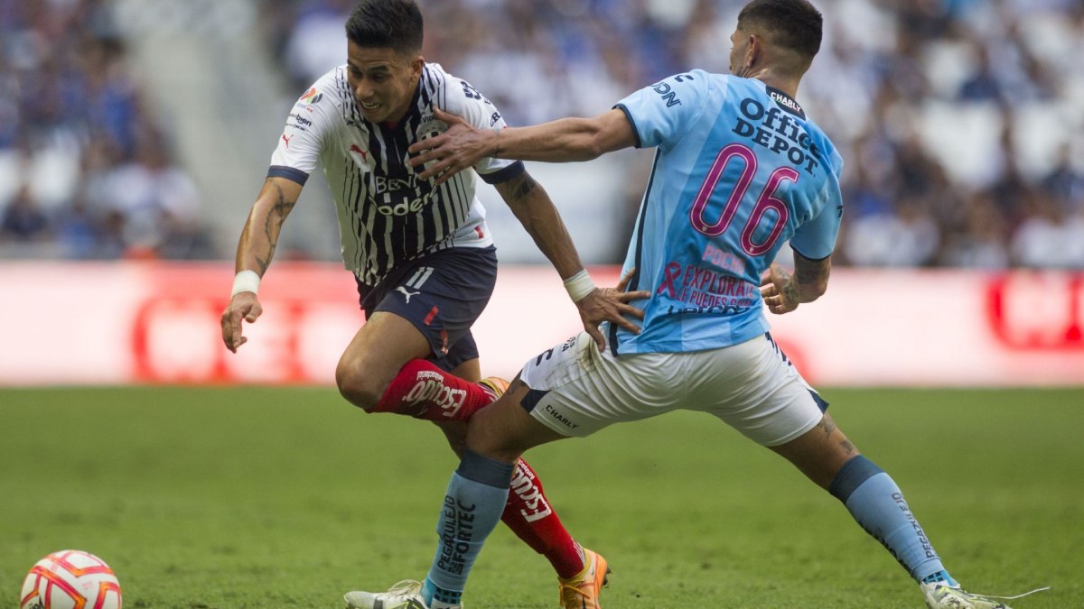 Jugadores del Monterrey y Pachuca disputando el balón en partido de la Liga MX