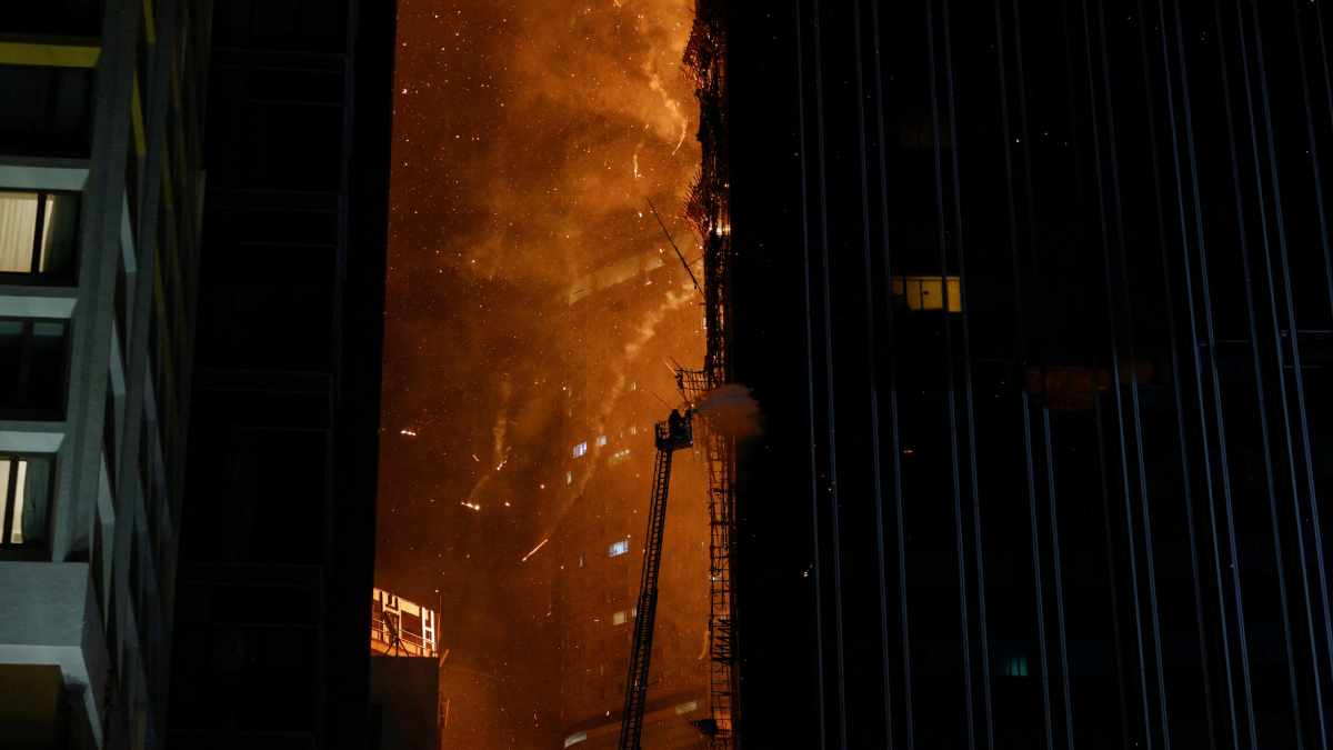 Rascacielos se incendia en Hong Kong: impactantes imágenes