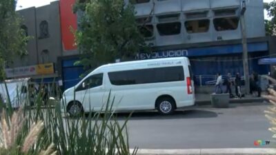 Camioneta blanca tipo Urvan estacionada afuera del Metro Revolución