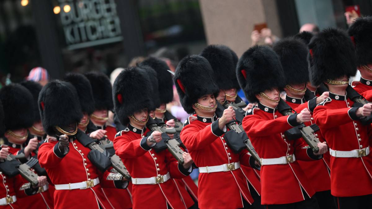 Guardia de Buckingham grita a joven que quiso tomarse una foto