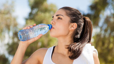 ¿El agua embotellada caduca?