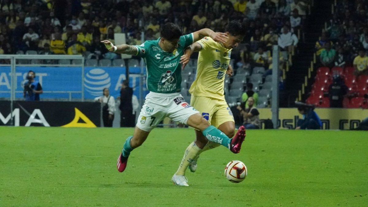 América y León en partido en el Estadio Azteca