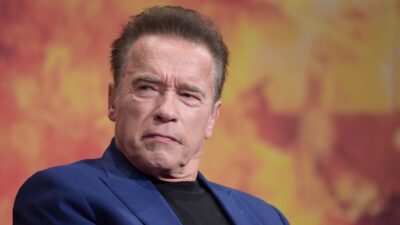 Arnold Schwarzenegger tapa bache en calle de Los Ángeles; video