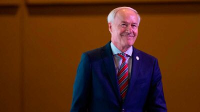 Exgobernador conservador de Arkansas, Asa Hutchinson, anuncia candidatura presidencial para 2024