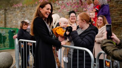 Bebé le arrebata su bolso a Kate Middleton