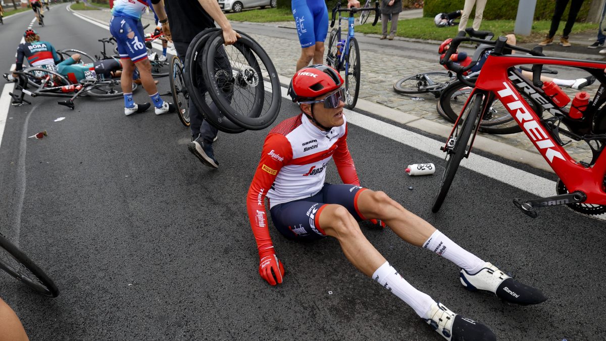 Ciclista en el suelo tras caída masiva en la vuelta de Flandes