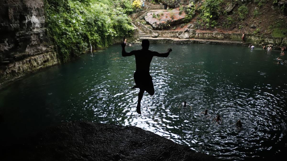 Cenote en patio de familia en Yucatán