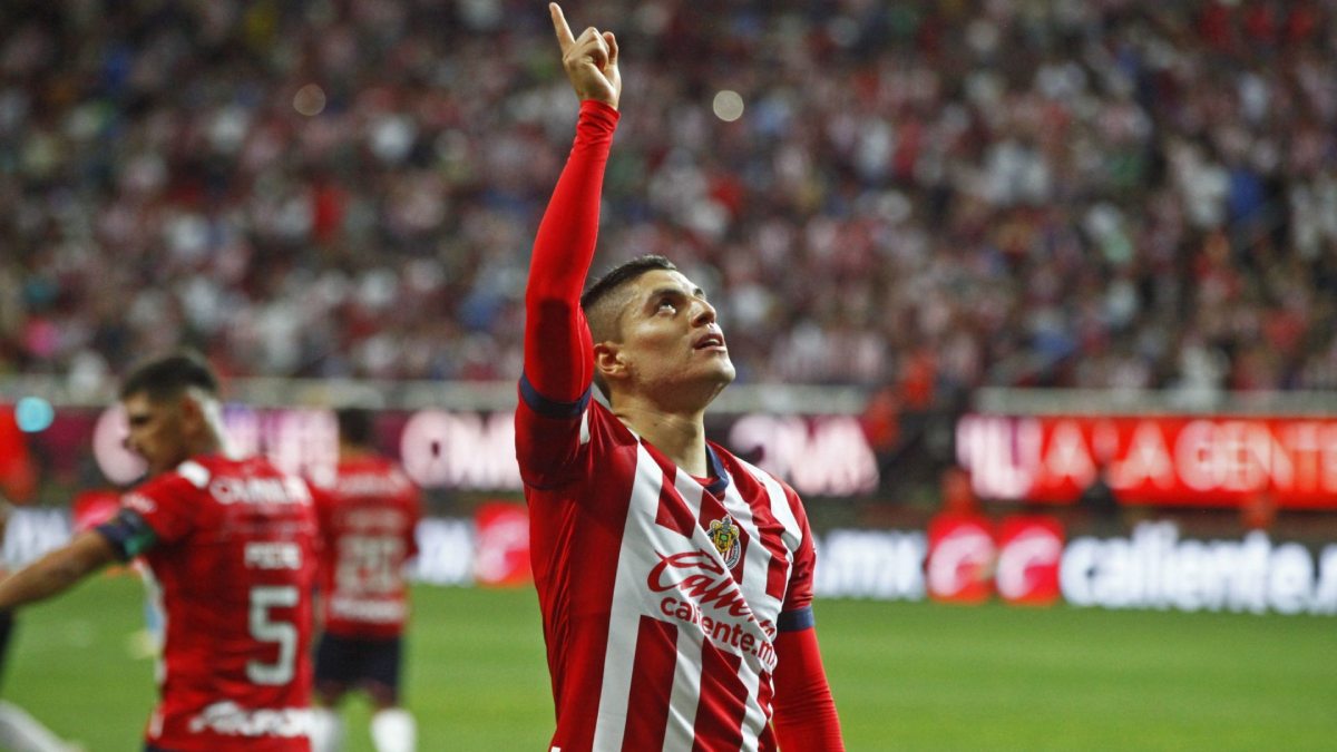 Ronaldo Cisneros jugador del Chivas celebrando el gol que le anotó a Cruz Azul en la Jornada 16 del Clausura 2023