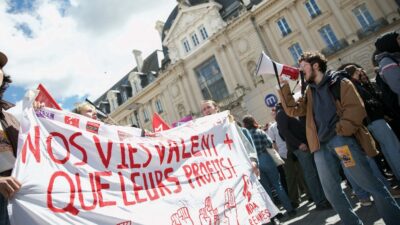 En Francia, Emmanuel Macron promulga reforma de pensiones, pese a protestas