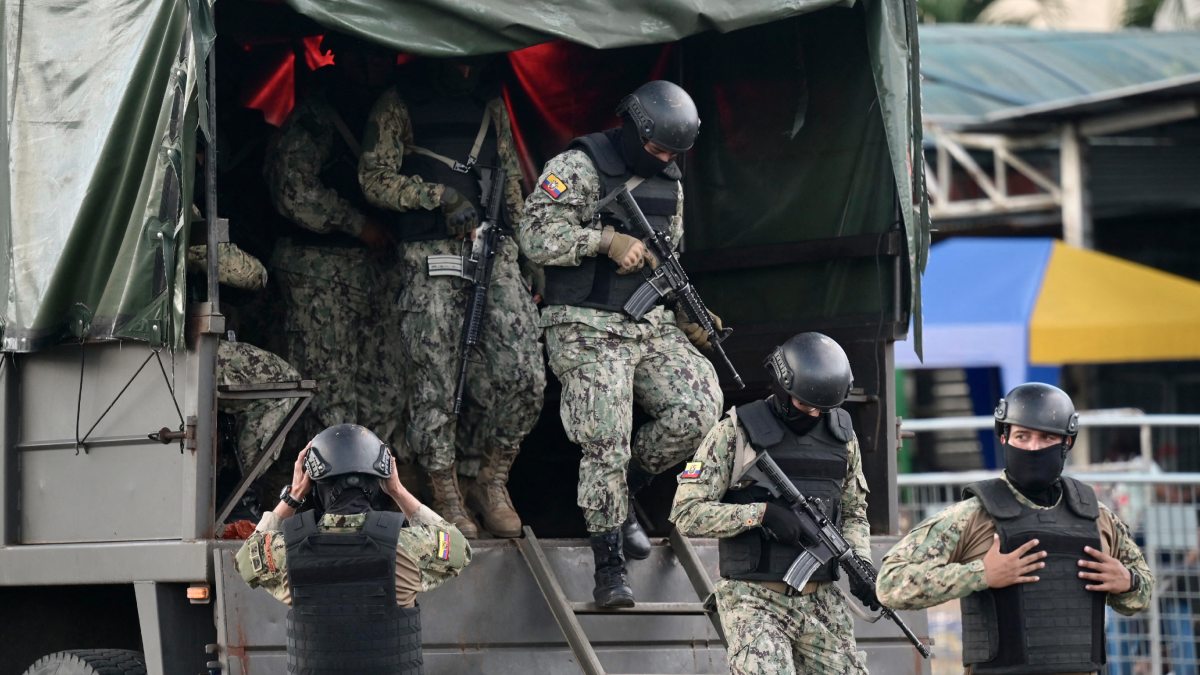 Soldados llegando a cárcel de Ecuador para sofocar un enfrentamiento entre presos