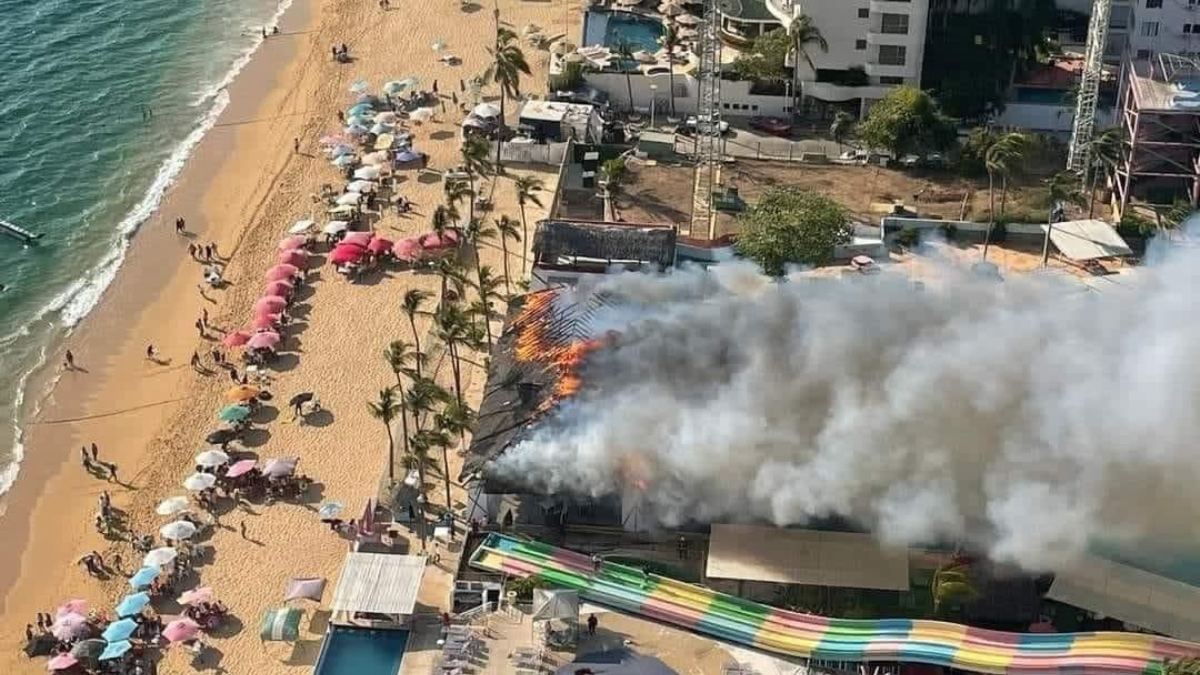 Incendio en El Rollo, parque acuático de Acapulco, Guerrero.