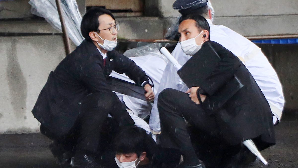 Persona detenida tras explosión en acto de campaña en el que participaba el primer ministro de Japón