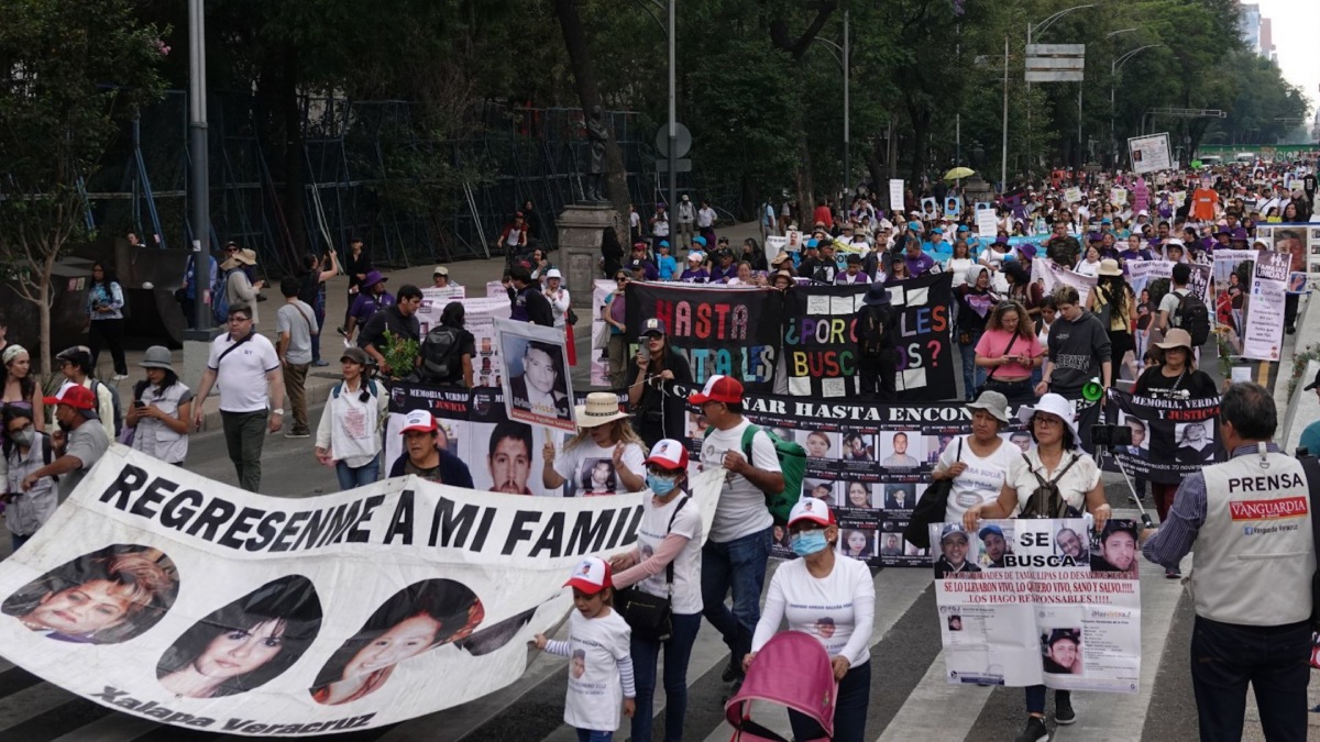 Marcha durante el Día de las Madres en Paseo de la Reforma