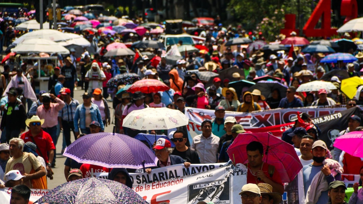 Marcha de la CNTE por el Día del Maestro en el Zócalo de la CDMX