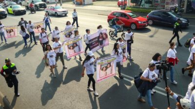 Marchas CDMX, personas protestando en calles de la Ciudad de México