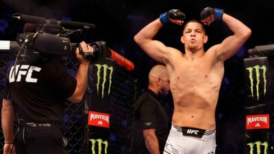 Nate Díaz, peleador de la UFC festejando tras ganar una batalla de artes marciales mixtas
