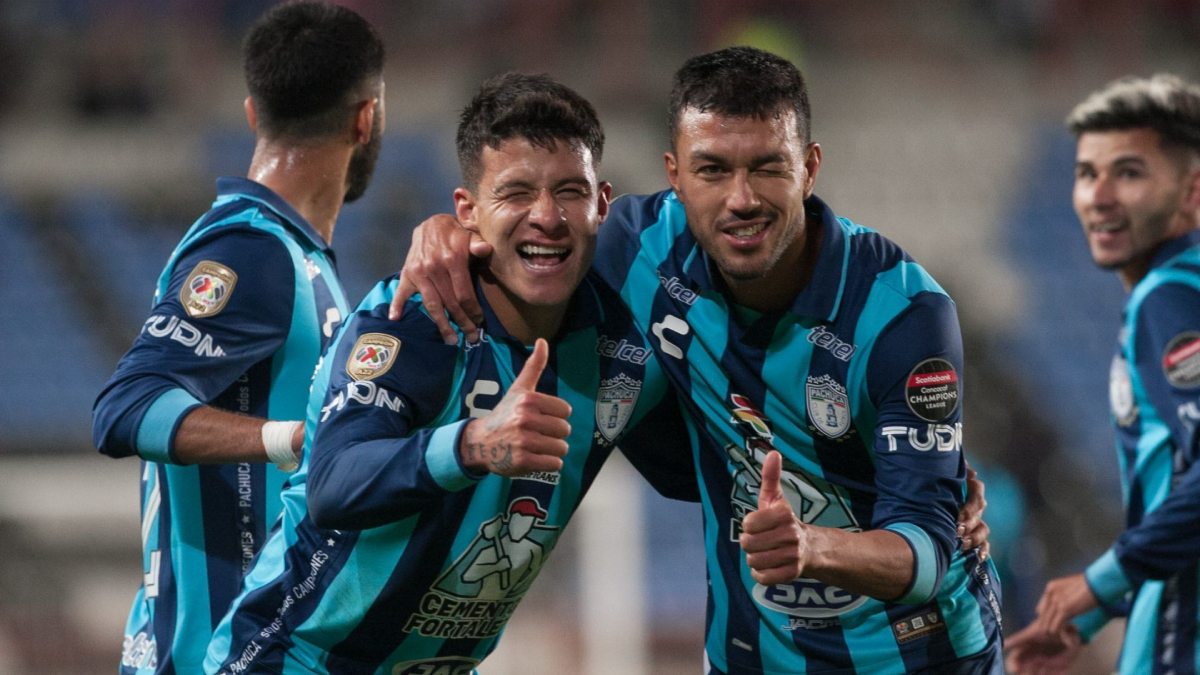 Jugadores del equipo de futbol Pachuca festejando un triunfo