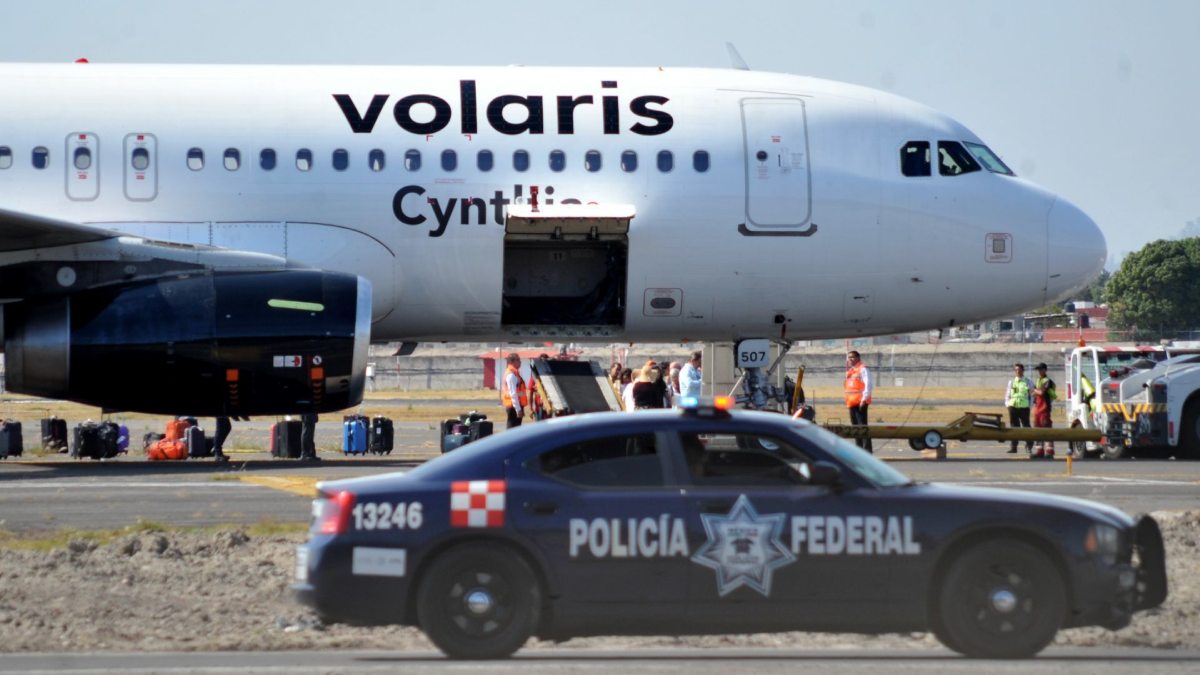 Avión de Volaris desalojado por amenaza de bomba
