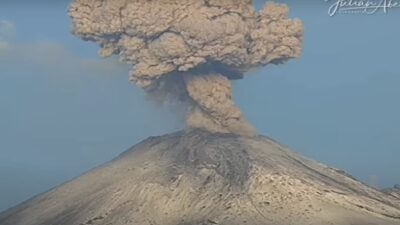 volcan-popocatepetl-registra-explosion-este-viernes-video