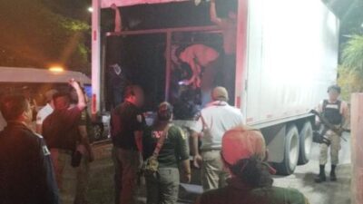 Aseguran a 175 migrantes dentro de la caja de un tráiler en Chiapa de Corzo