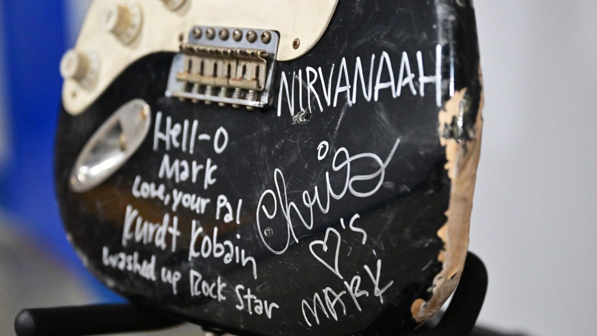 Guitarra destrozada y autografiada por Kurt Cobain subastada