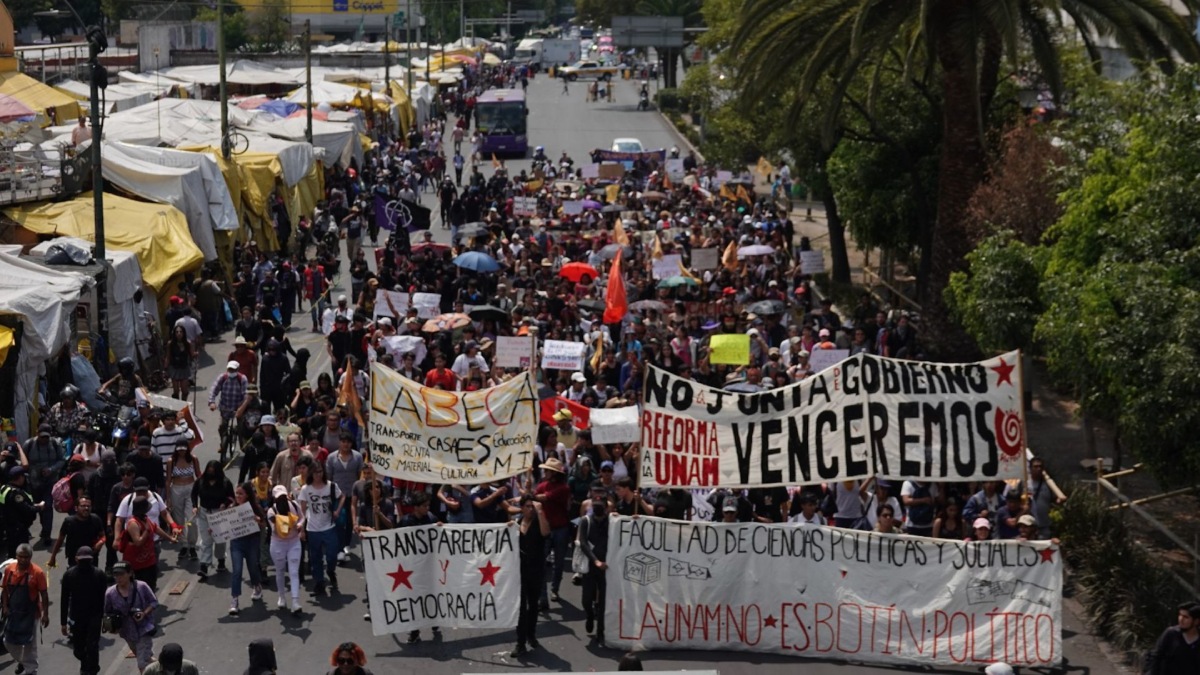 Marcha de estudiantes de la UNAM rumbo a la cámara de Diputados
