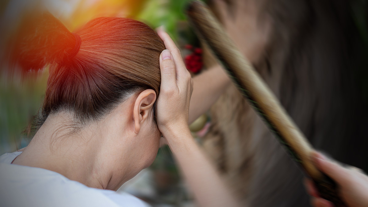 Golpean con un palo a una mujer: ¿por qué lo hicieron?