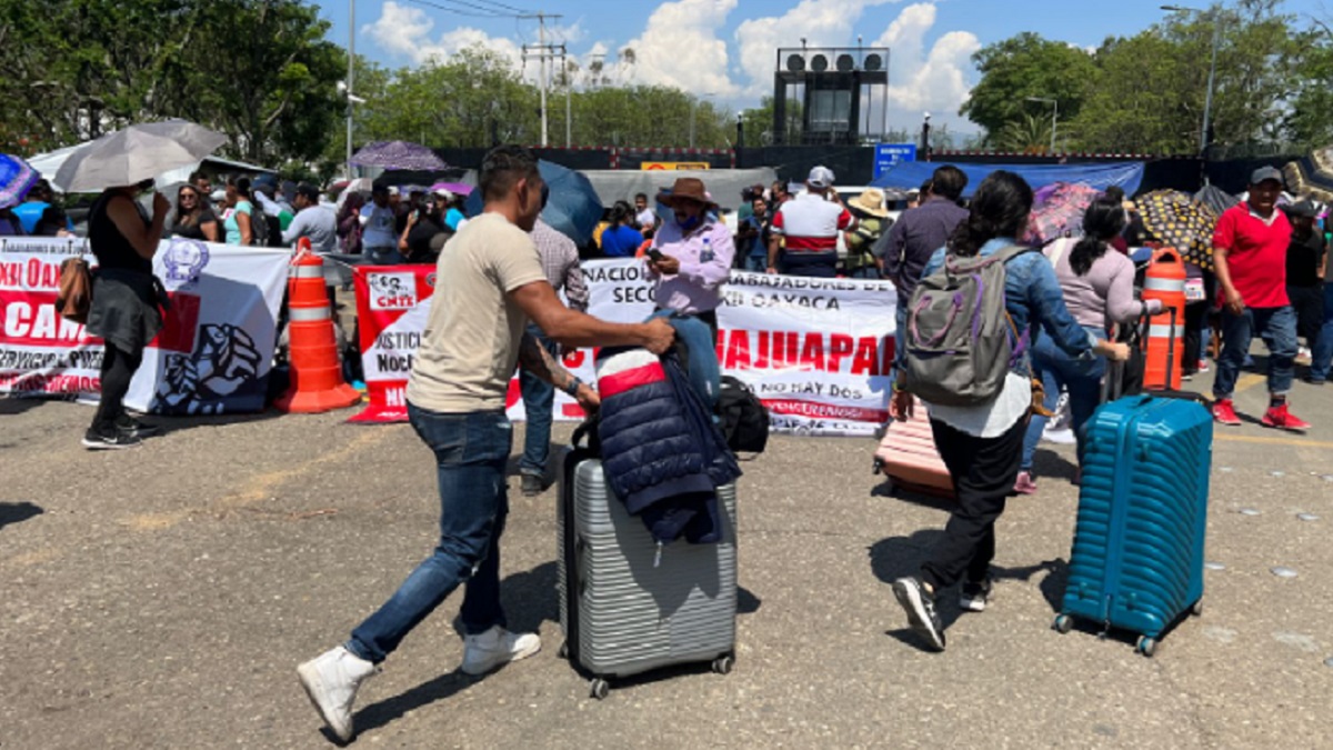 oaxaca-integrantes- de-la-cnte-bloquea-aeropuerto