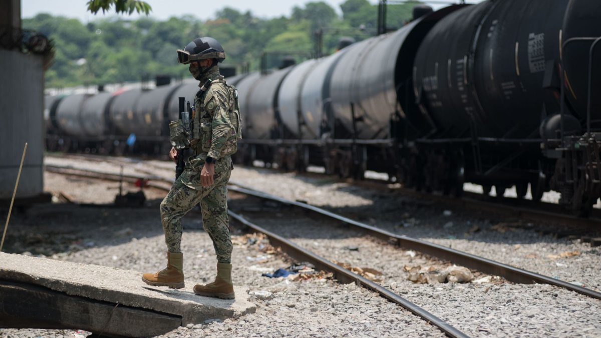 Tramo de Ferrosur en Veracruz, custodiado por elementos del Ejército