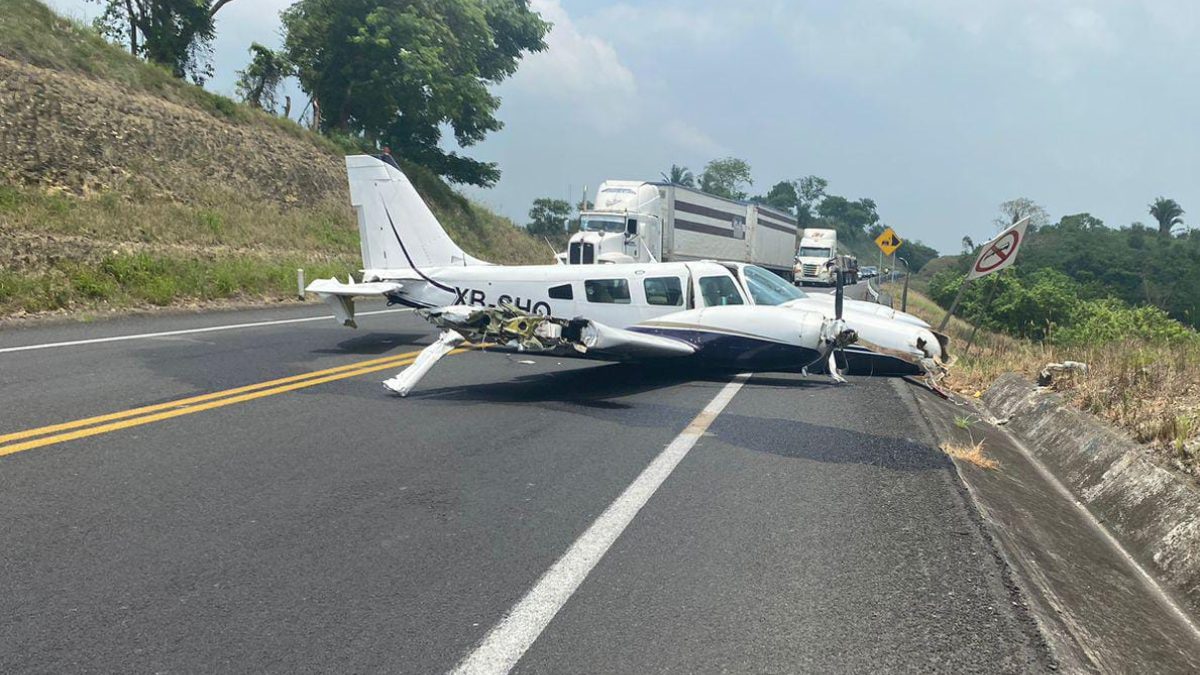 Avioneta en autopista Tuxpan-Poza Rica, Veracruz