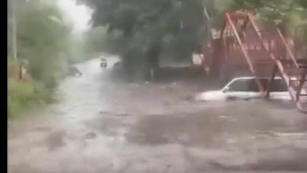 En Nicaragua corrientes arrastran camioneta todoterreno con conductor a bordo