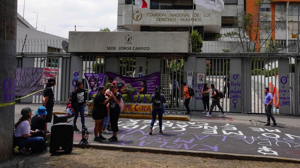 Marchas CDMX: Protesta de feminista afuera de la CNDH